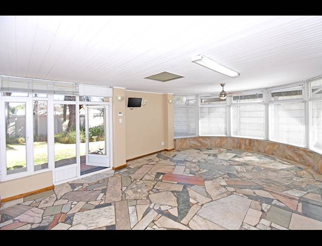 351M² BUSINESS TO LET IN GREENSIDE